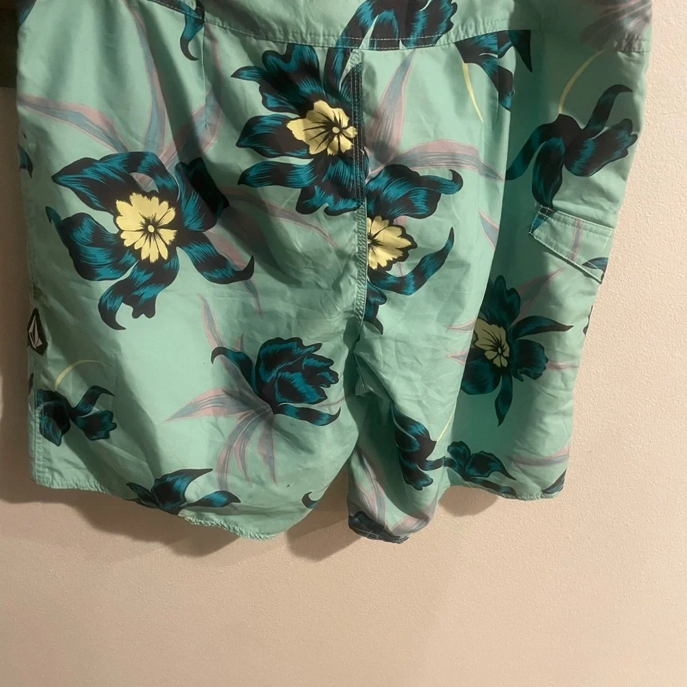 Volcom Teal and Black Floral Board Shorts Size 38‎
